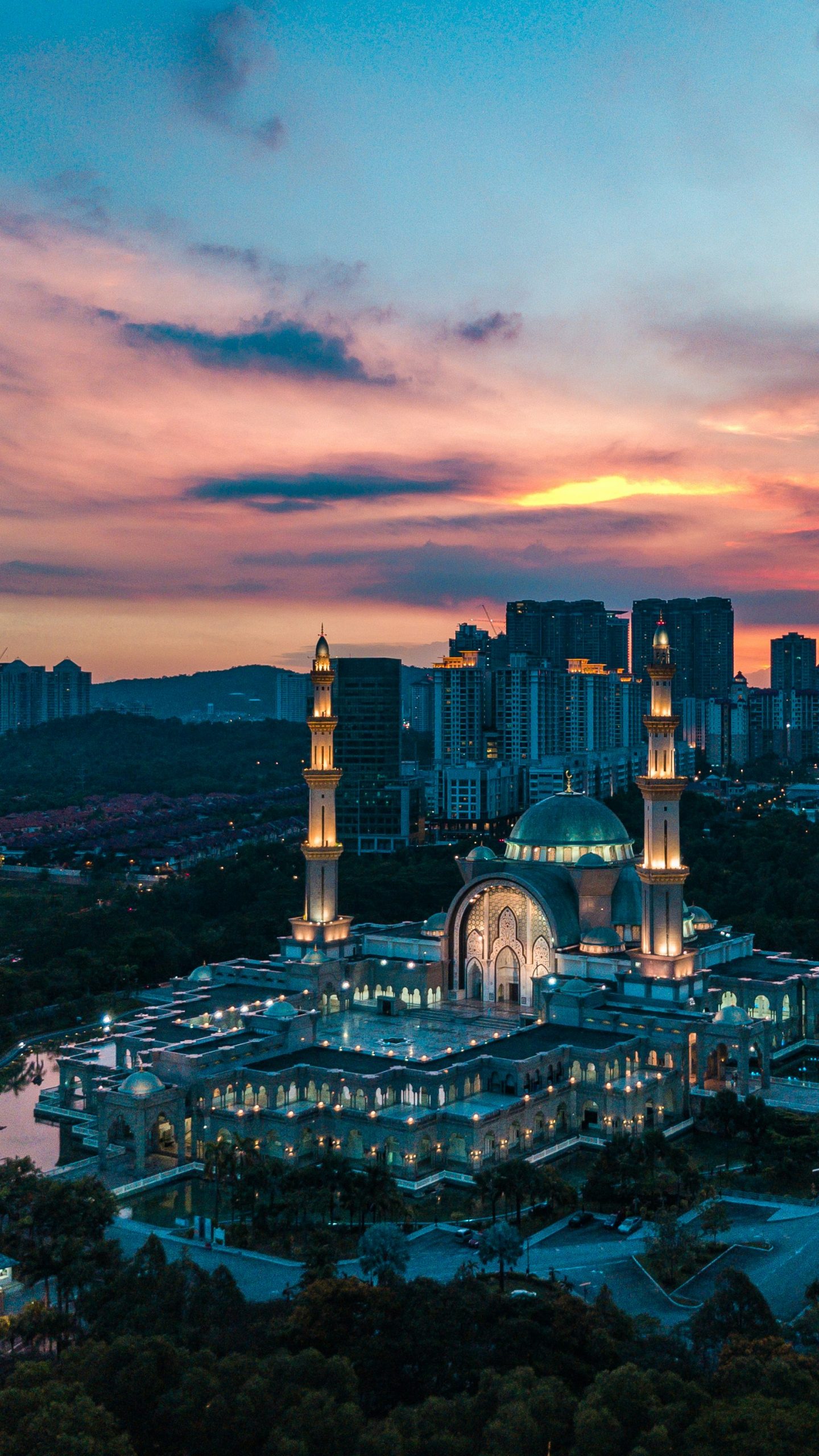 fahrul-azmi-gyKmF0vnfBs-unsplash